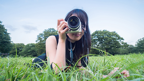 一眼レフで写真を撮る女の子