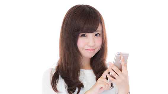 スマホを触る女性